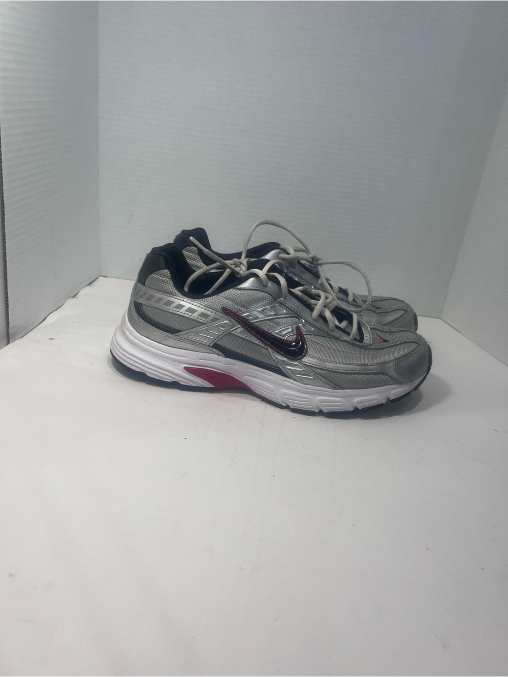 Nike Men’s Silver Athletic Sneakers with Maroon Accents